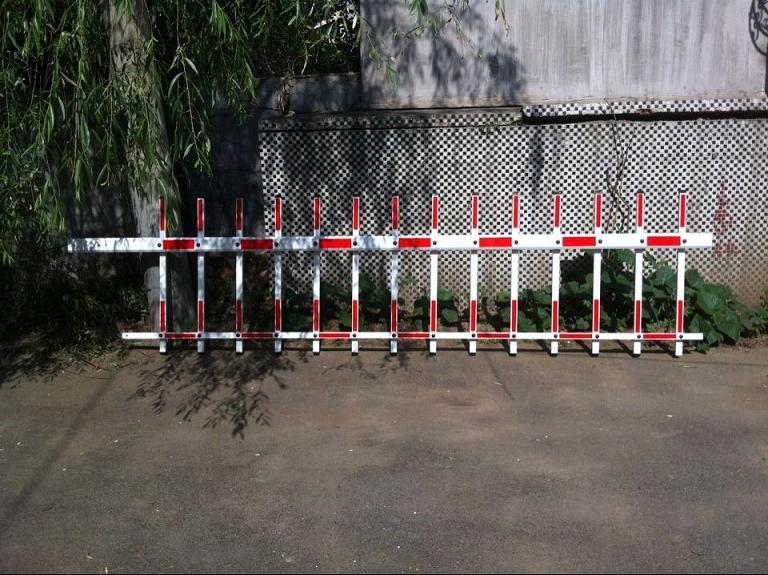 红白两栏栅栏杆